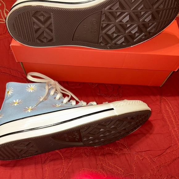 Converse Sz 8 1/2 NIB Blue with Embroidered Daisies High Top Tennis Shoes - Picture 4 of 7